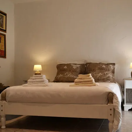 Le Des De La Grange Guest house